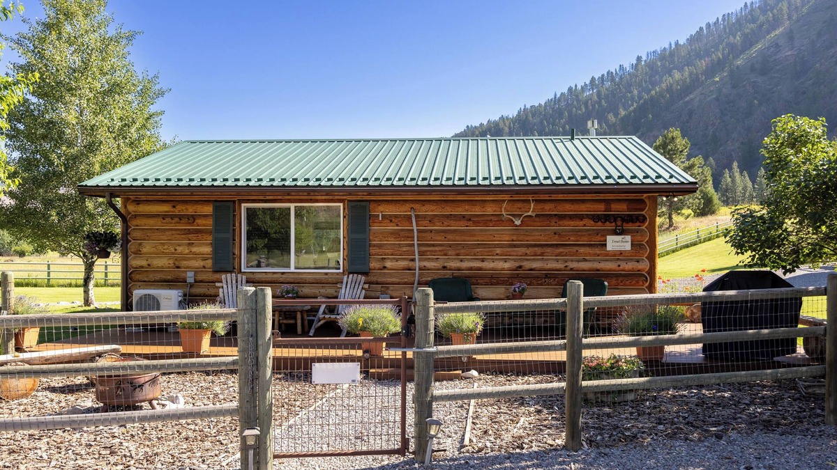 Clinton House | Serendipity Cabin - Quaint Log Cabin on Rock Creek