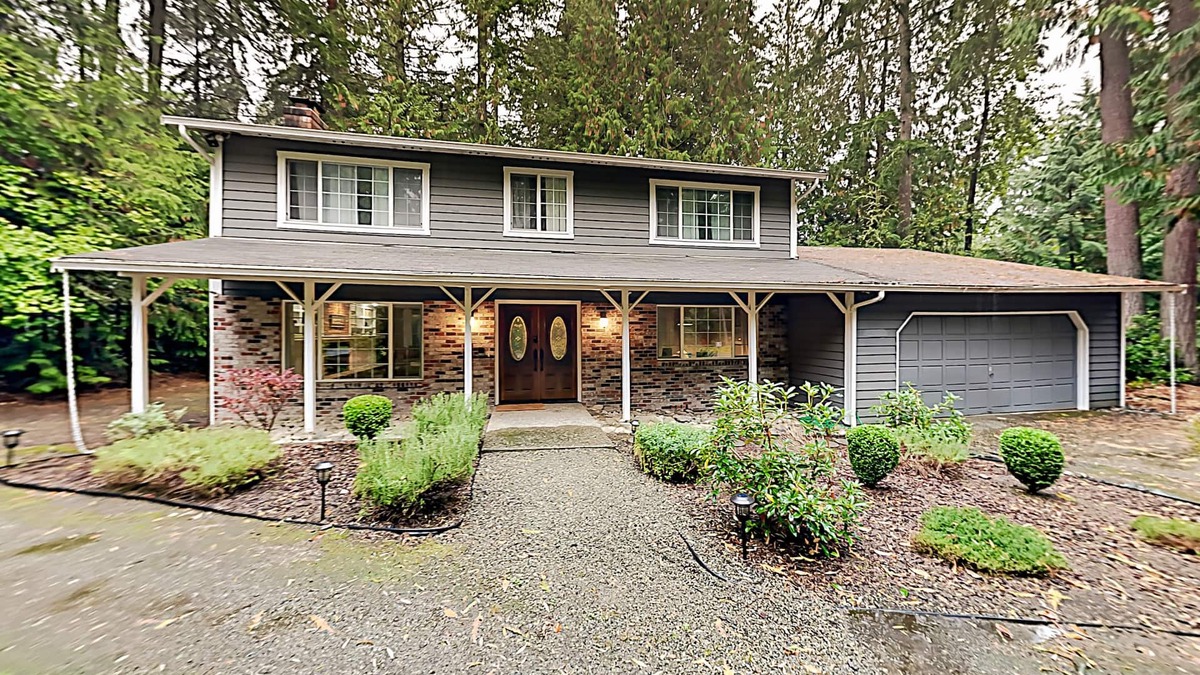 Woodinville House | Serene 1-Acre Retreat with Gourmet Kitchen - Grill, Alfresco Dining & Firepit