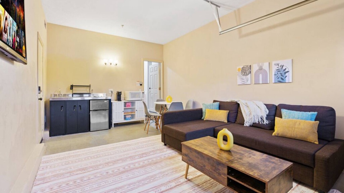 East Grove Apartment | Serene 1BR Suite 30+ Days Nurse Corporate King Bed