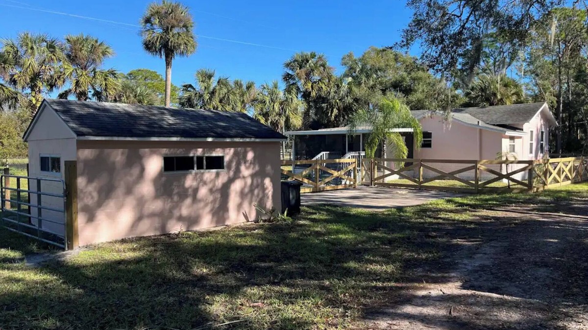 Glencoe House | Serene 2-bedroom home on 1/2 acre fenced lot in New Smyrna Beach with WiFi