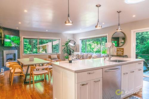 Northwood House | Serene 2BR Retreat Great Views Private Hot Tub