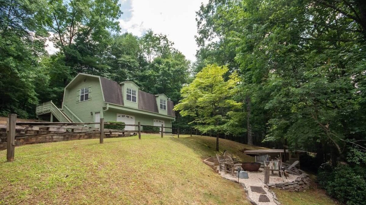 Otto House | Serene 2BR Retreat with Hot Tub, Fire Pit & Yoga