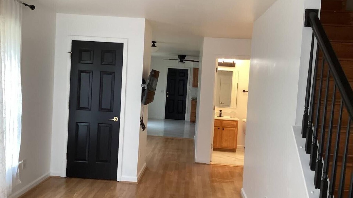 Black Rock Historic District House | Serene 3-bedroom duplex in Bridgeport updated floors new appliance