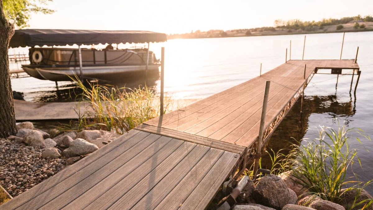 Aberdeen House | Serene 3-Bedroom Getaway with Stunning Lake Views