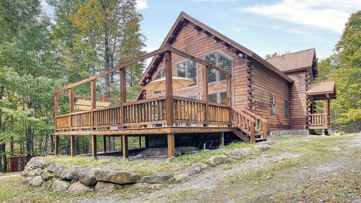 Blandford House | Serene 3-BR Berkshires Log Cabin