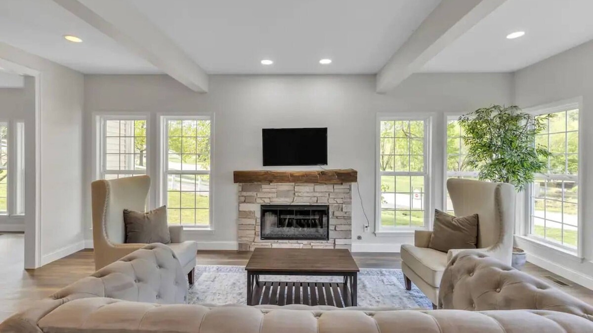 Saint Albans House | Serene 4BD/4BA Countryside + HotTub by Lake & Golf