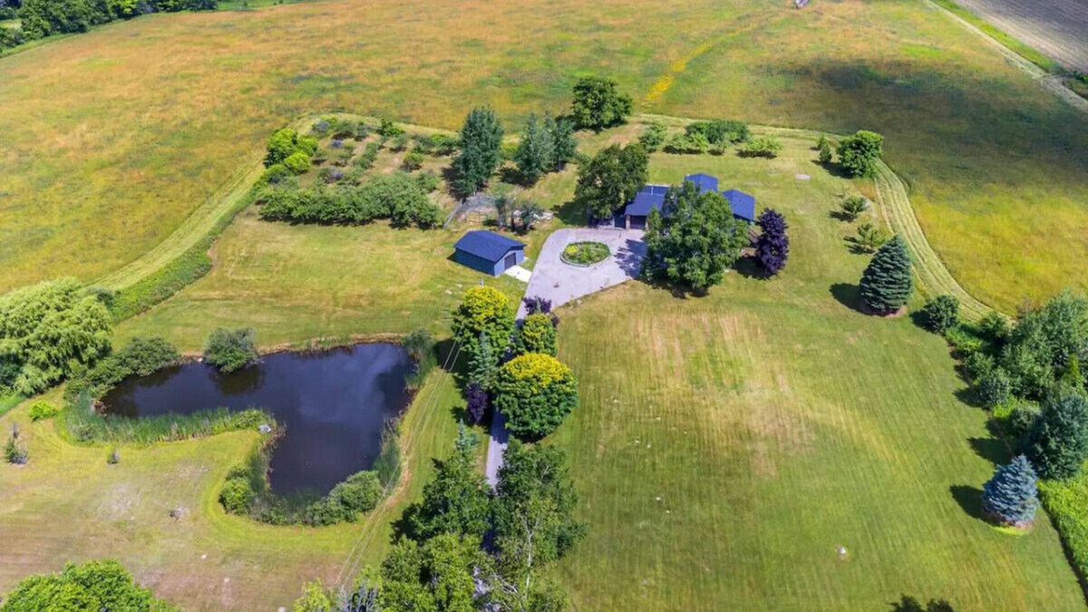Georgina House | Serene 4BR house w/Hot tub, Lake, Billiards & BBQ