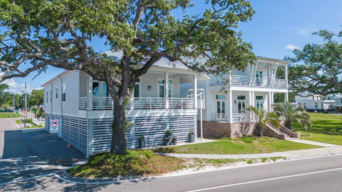 Gulfport House | Serene 5-Bedroom House with Beach Views in Gulfport