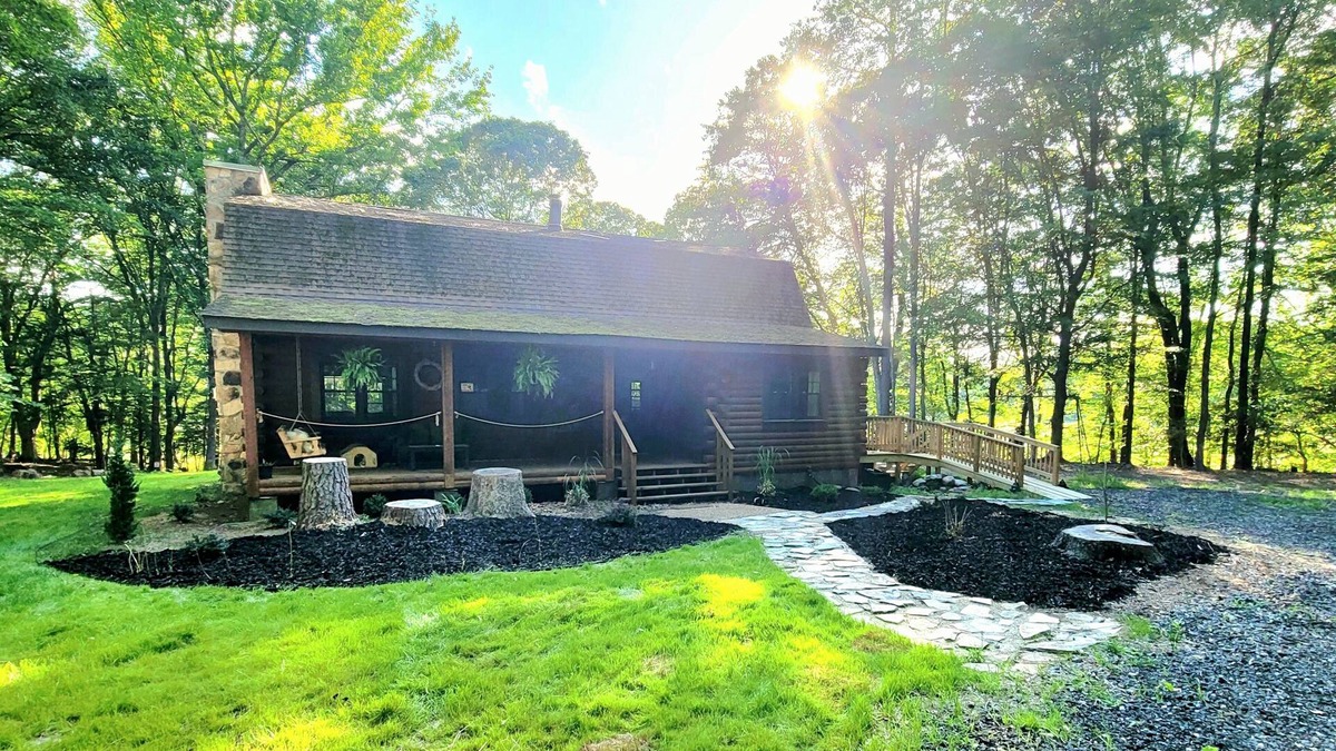 Smithfield House | Serene 8 acre log house vacation getaway w/private hot tub and river access!