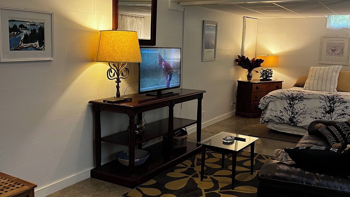 South Thomaston Apartment | Serene and airy space at the end of a wooded lane in Owls' Head Maine.