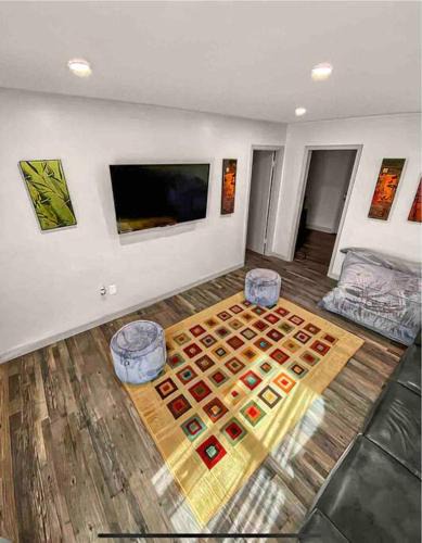 Birmingham Apartment | Serene and Modern 5 Location, Queen Bed, Parking