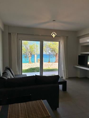 Diakofto Apartment | Serene beach house