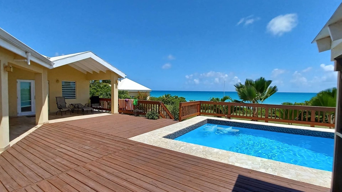 Estate Enfield Green House | Serene Beach Paradise House