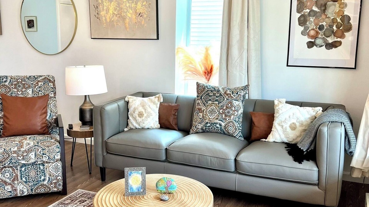 Oswego House | Serene bungalow: Modern Comfort near the Hospital, Power Plants and Campus