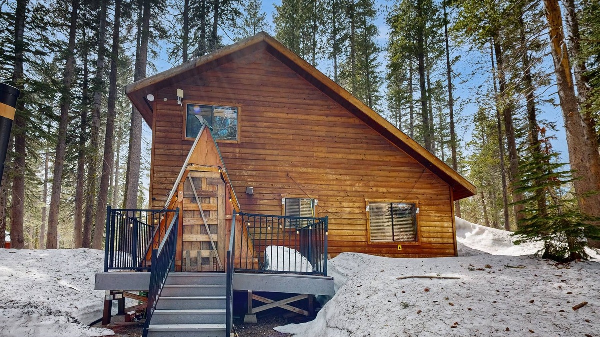 Serene Lakes Cabin | Serene cabin: cozy, dog-friendly retreat w/modern amenities & rustic charm