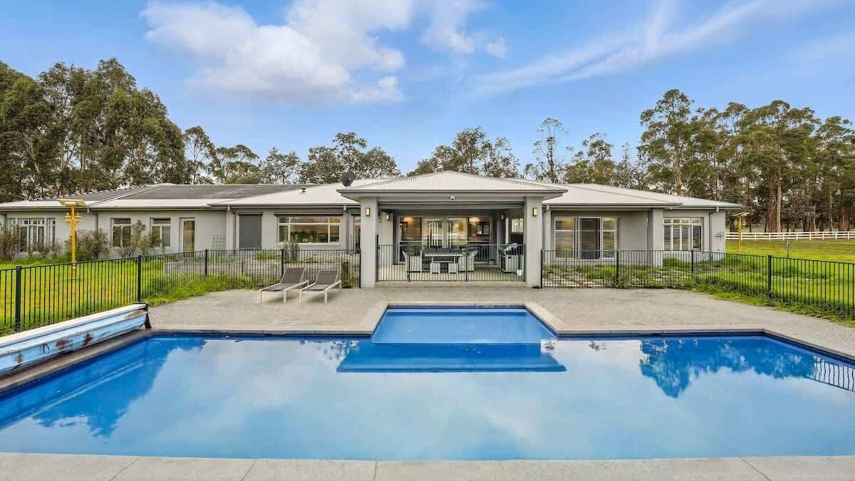 Hastings House | Serene Coastal Retreat in Hastings w pool