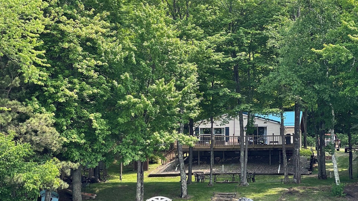 Crandon Cottage | Serene cottage with all you need to relax on charming Bishop Lake
