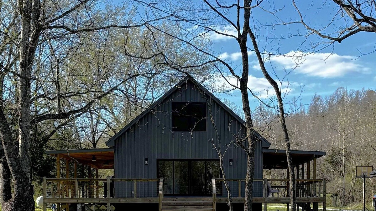 Centerville Cabin | Serene & Cozy Cabin in Middle Tennessee - Wrap Around Deck - Pet Friendly