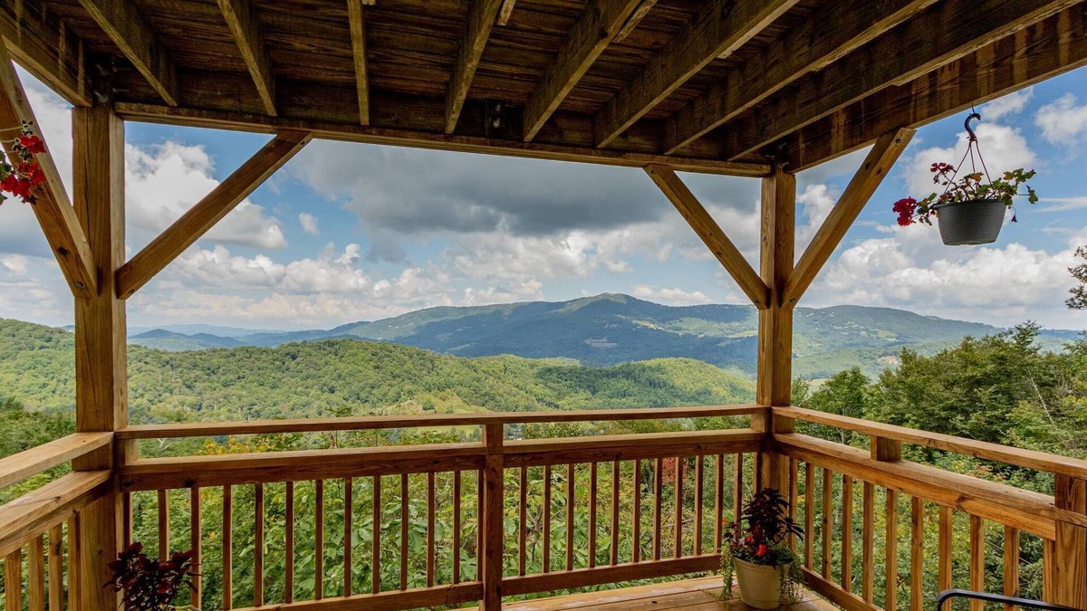 Sugar Mountain Condo | Serene & Cozy ★ Jetted Tub ★ Fireplace ★ Long Mountain view ★ Close 2 Resort