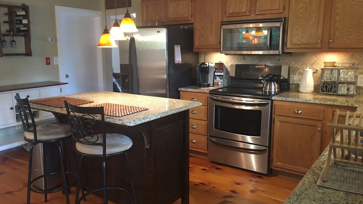 Southwick House | Serene & cozy lakefront getaway on Congamond's pristine North Pond