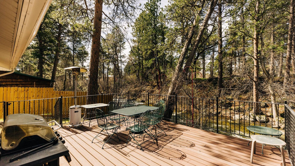 Saddlestring House | Serene Creek Side Cottage Retreat