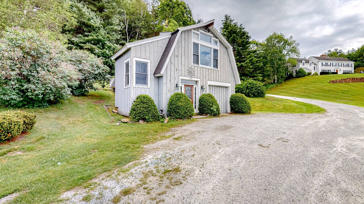 Clarendon House | Serene dog-friendly guest house with mountain views, fireplace, & firepit