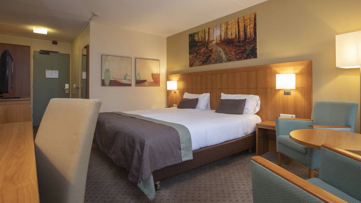 Hoevelaken Hotel | Serene Escape Perfect for Family Adventures Near The Mondriaan House