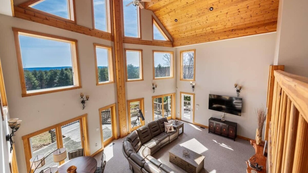 Ellenville House | Serene escape with private lake