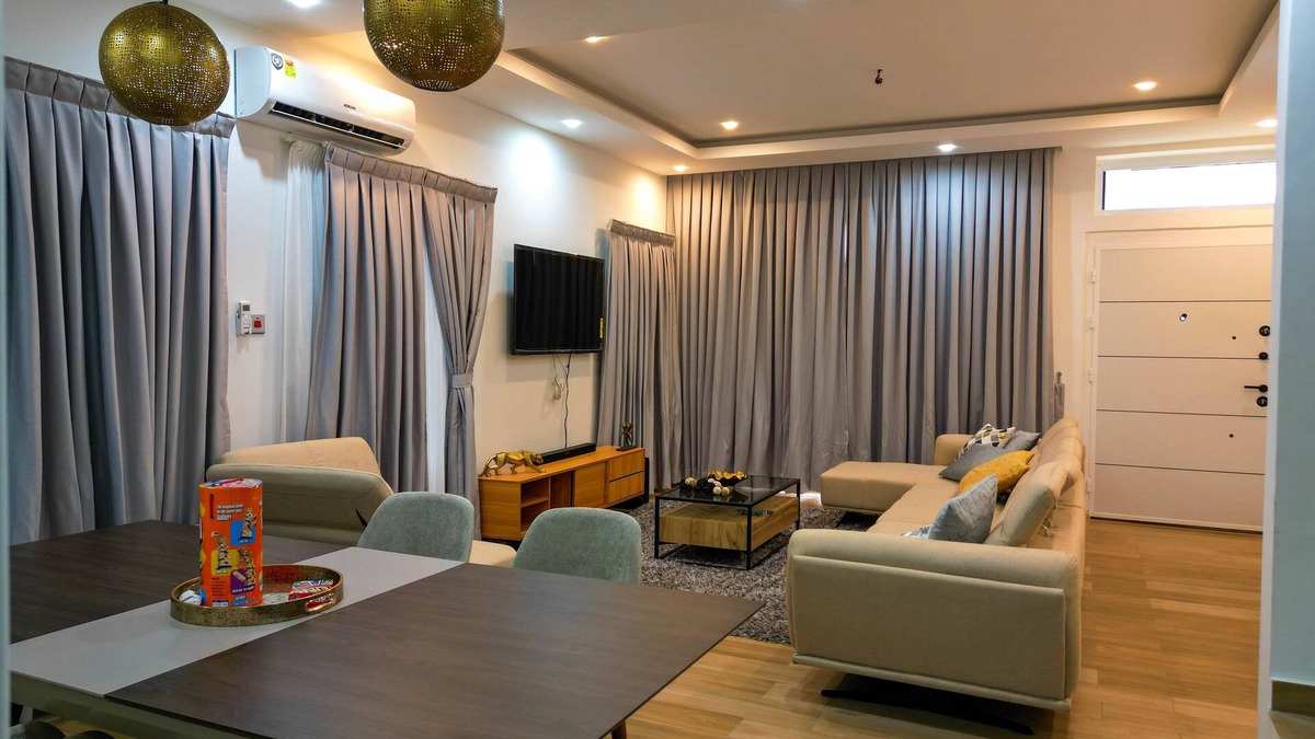 Accra House | Serene Gated 7-Guest Townhome with gym