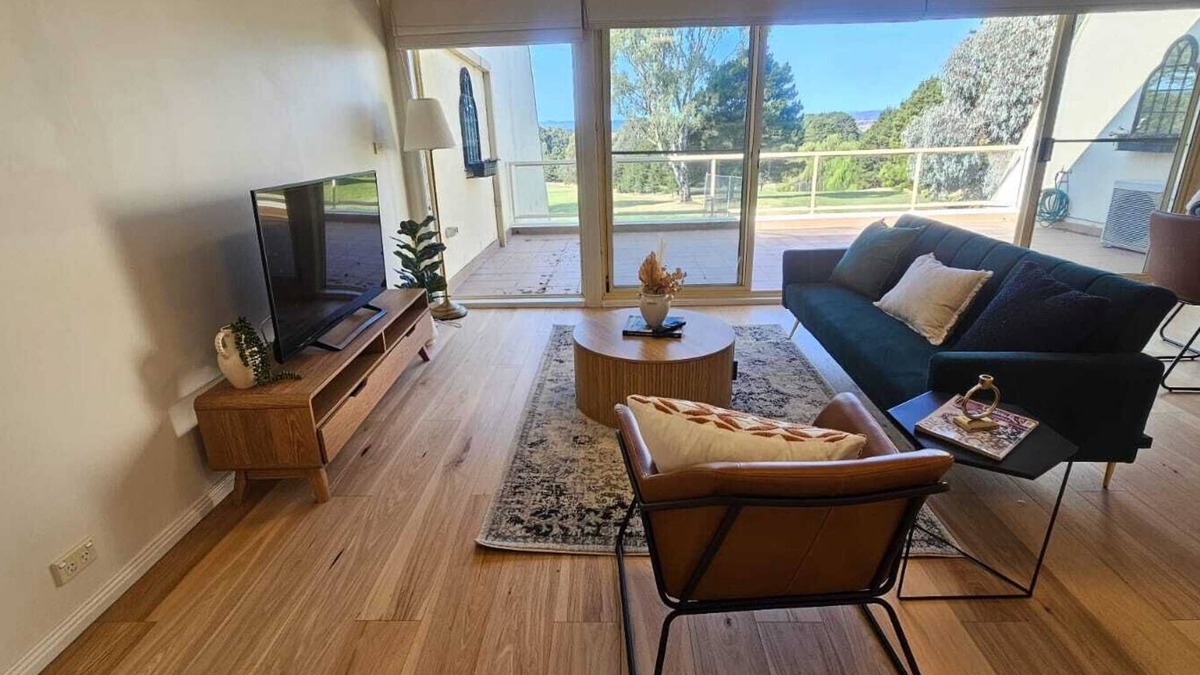 Narrabundah Apartment | Serene hideaway retreat with breathtaking panoramic views.