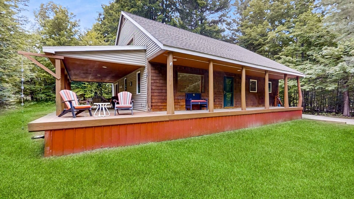 Brutus Cabin | Serene Home with Fire pit, Hammock, Loft, WIFI & Private W&D