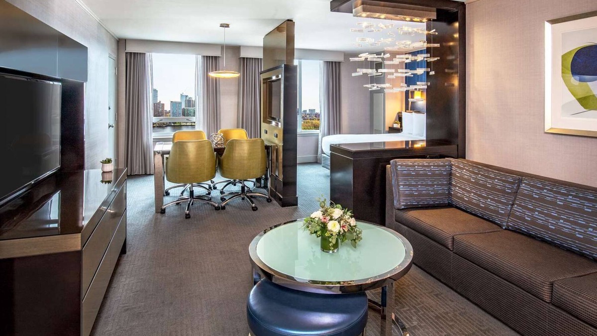 East Cambridge Hotel | Serene Hotel w/Indoor Pool and ArtBar Dining Near Harvard