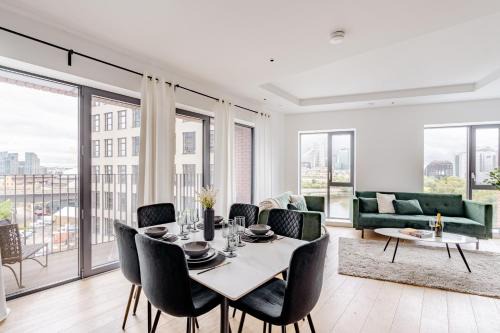 Docklands Apartment | Serene Island Haven - Spacious, Scenic & Well-Located