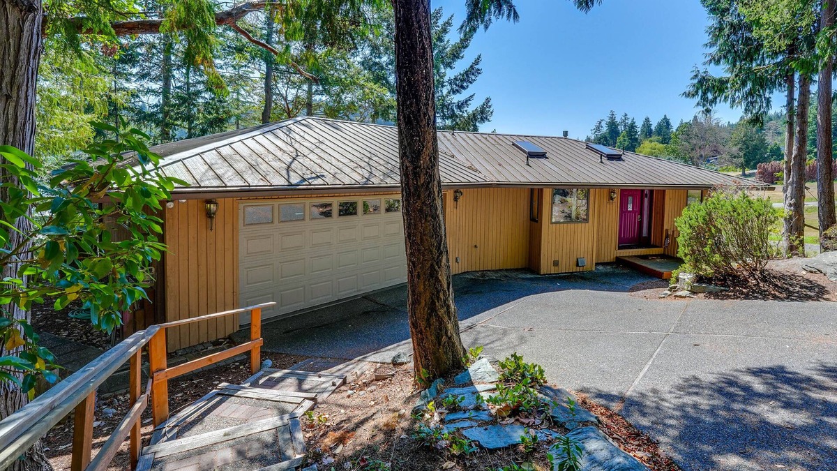 La Conner House | Serene La Conner Retreat w/Fireplace & Deck!