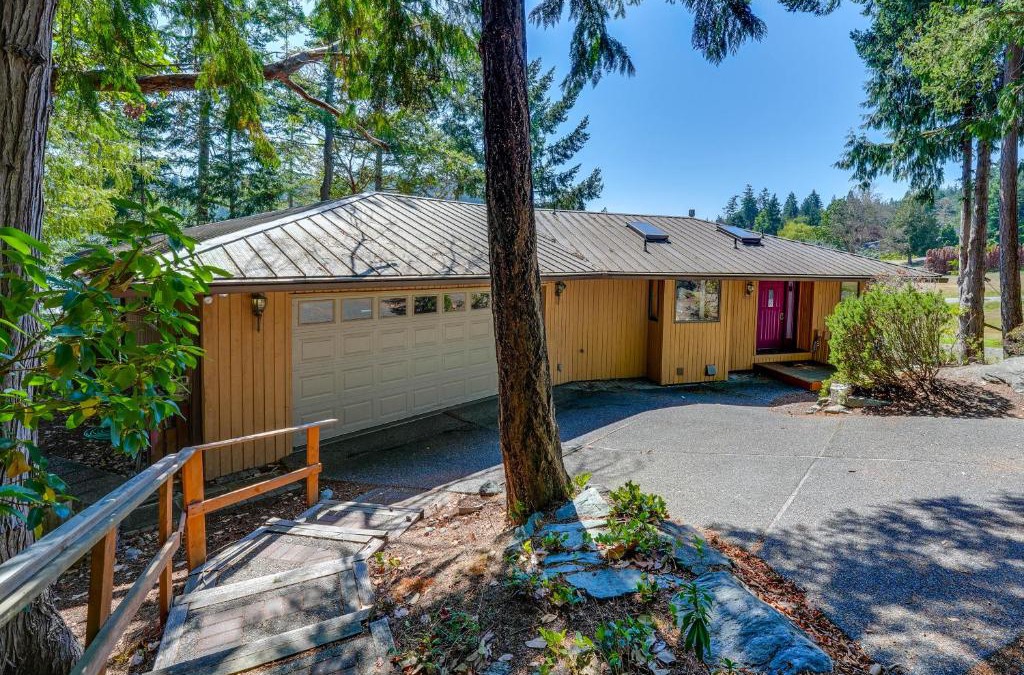La Conner House | Serene La Conner Retreat with Fireplace and Deck!