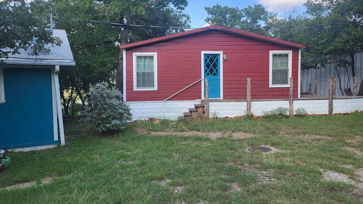 Gordon Cottage | Serene lake front cabin set on bluff overlooking Palo Pinto lake.