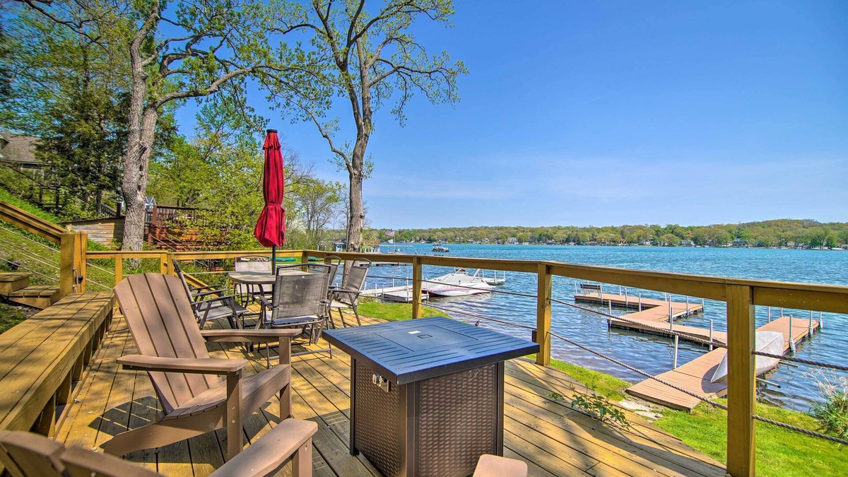 Twin Lakes Cabin | Serene Lakefront Escape: Boat Dock & Grill!