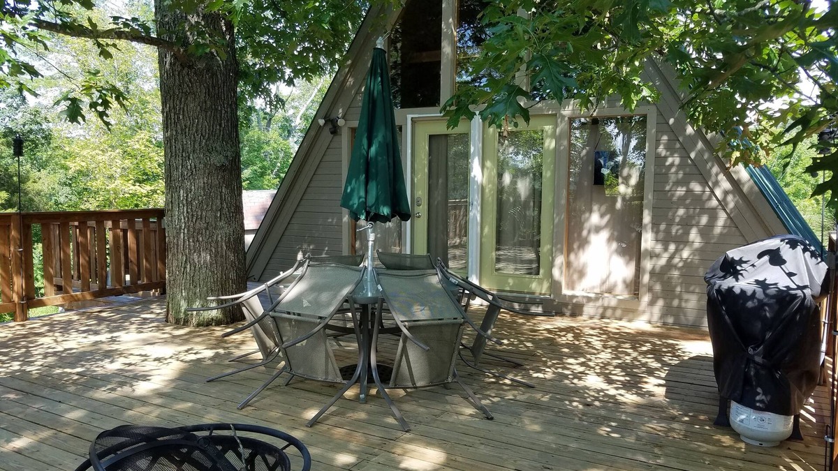 Somerset Cottage | Serene Lakefront Retreat: Close to Marina, Park, & Downtown Charm
