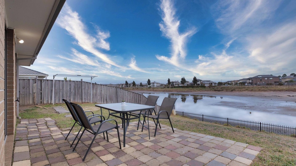 Sanctuary Lakes House | Serene Lakeside 4BR2BA house in Point Cook Paking