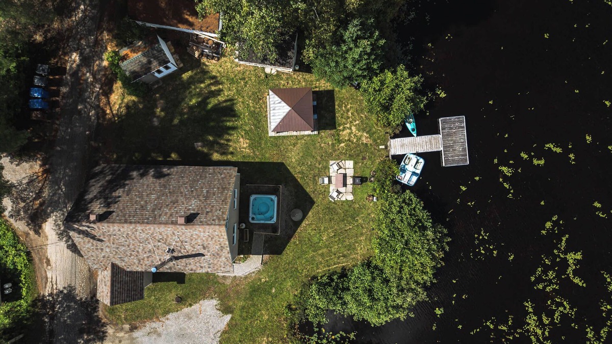 Saint-Calixte Ski Chalet | Serene Lakeside Haven with Spa and Kayak Fun