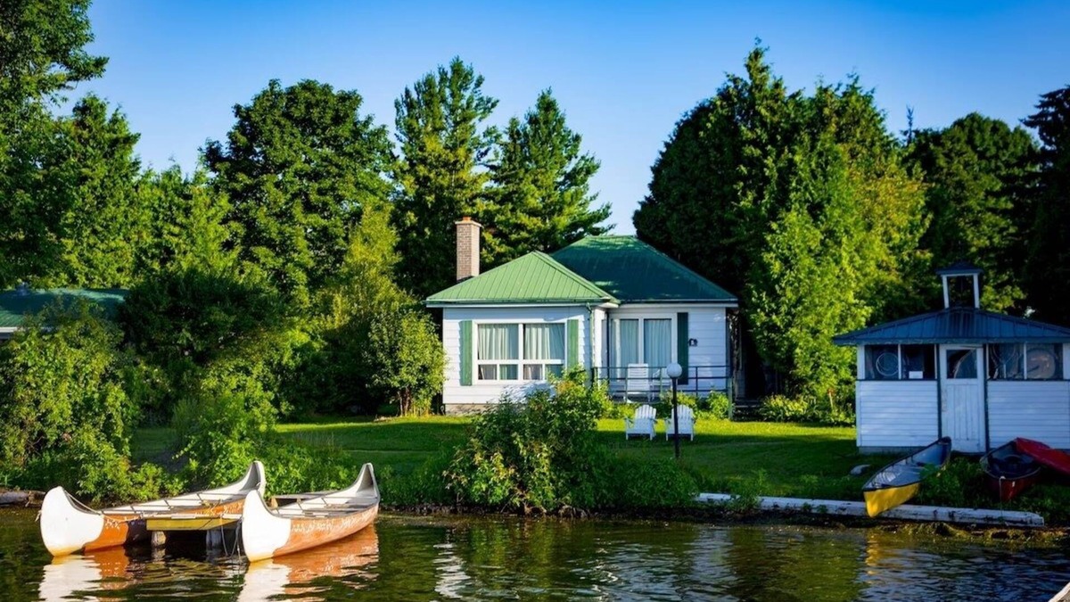 Otonabee-South Monaghan Cottage | Serene Lakeside Inn Featuring Private Decks, Wine Cellar & Scenic Views for Coup