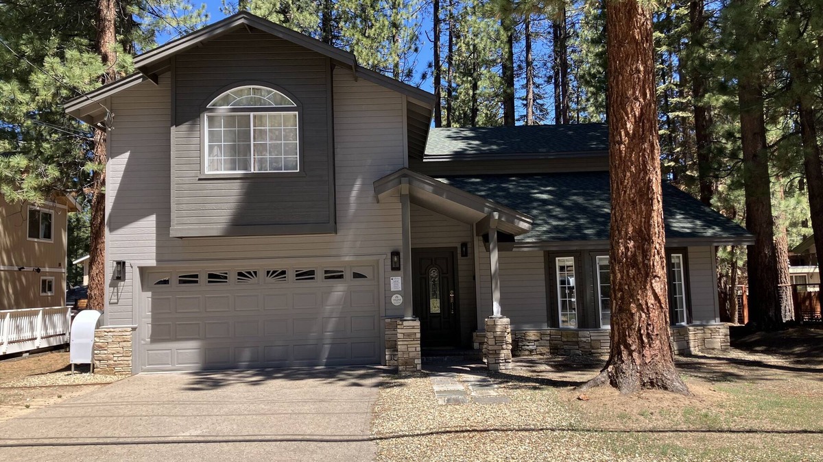 Montgomery Estates House | Serene Montgomery Estates Ski & Beach Haven | Large Deck | Nearby Hiking