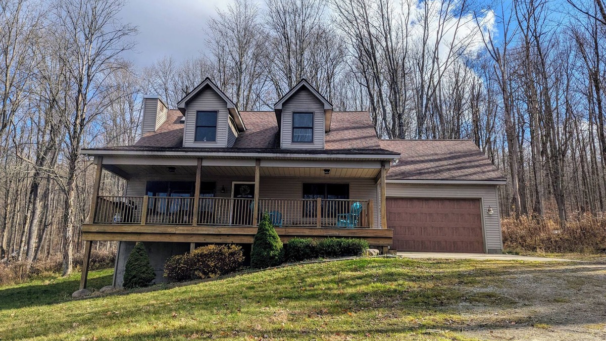 Salamanca House | Serene & private getaway 5 min. from EVL. 4 beds, 2.5 baths, sleeps 14, hot tub.