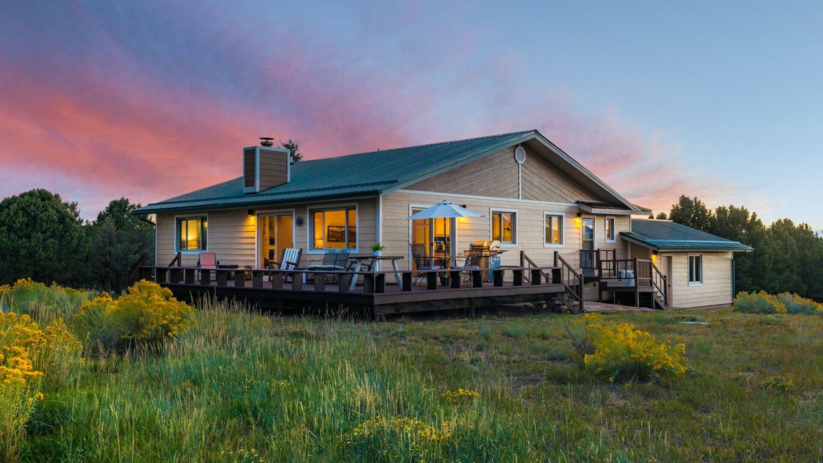 Loghill Village House | Serene Ranch Home-On Log Hill Mesa-Mountain Views & A/C