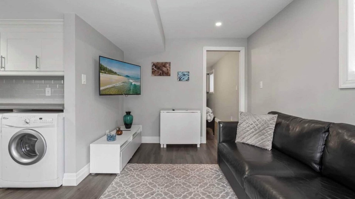 Durham Region House | Serene ravine retreat. 2 mins drive to great fun world Arcade !