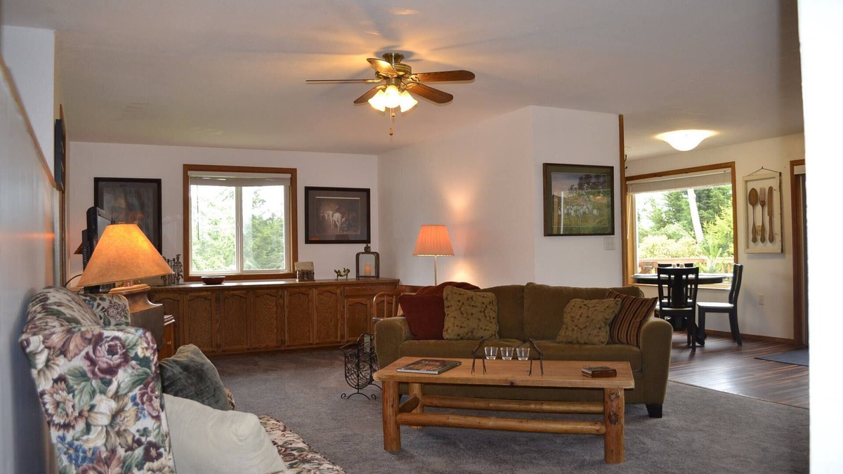 Oak Harbor House | Serene, Relaxing & Dog Friendly