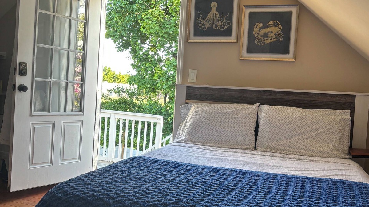 Valley Stream Apartment | "Serene Retreat near JFK: Private Balcony, Yard, and Pool Access"