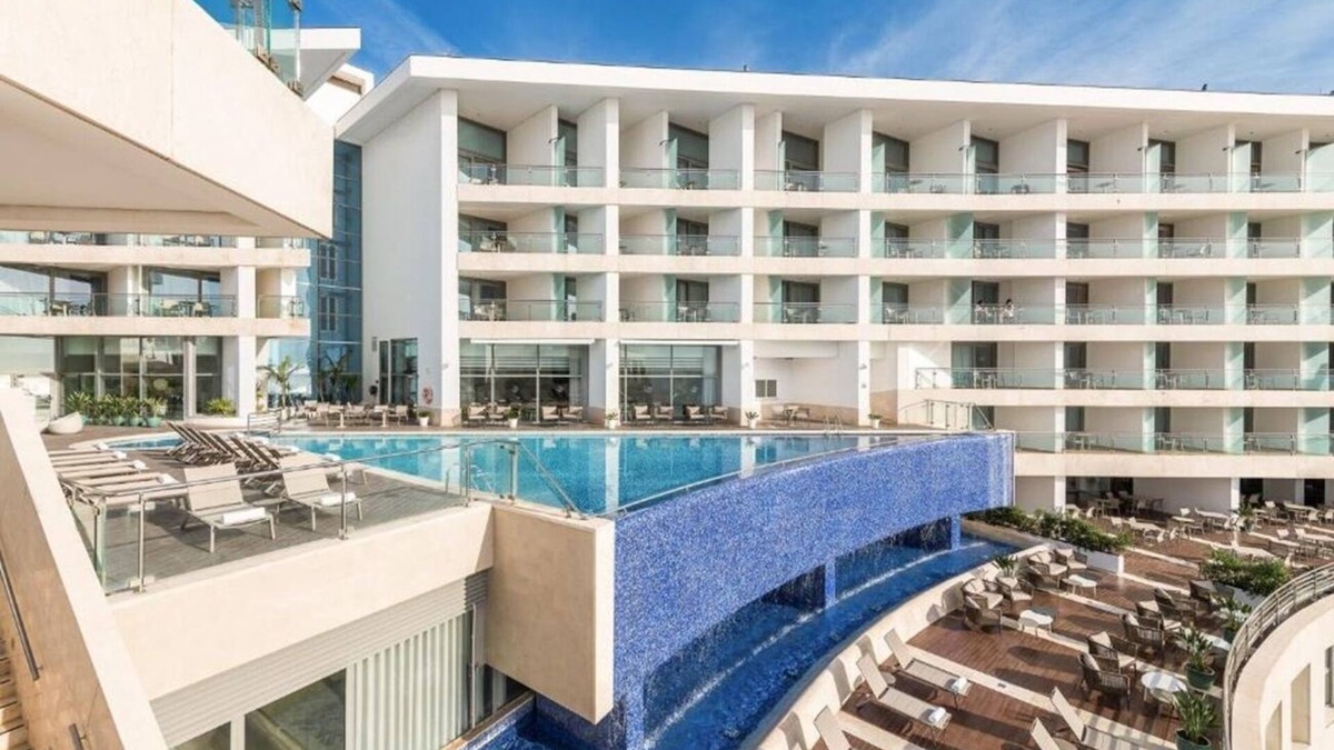 Santiago Hotel | Serene Room w/Balcony Overlooking California Beach’s Golden Sands
