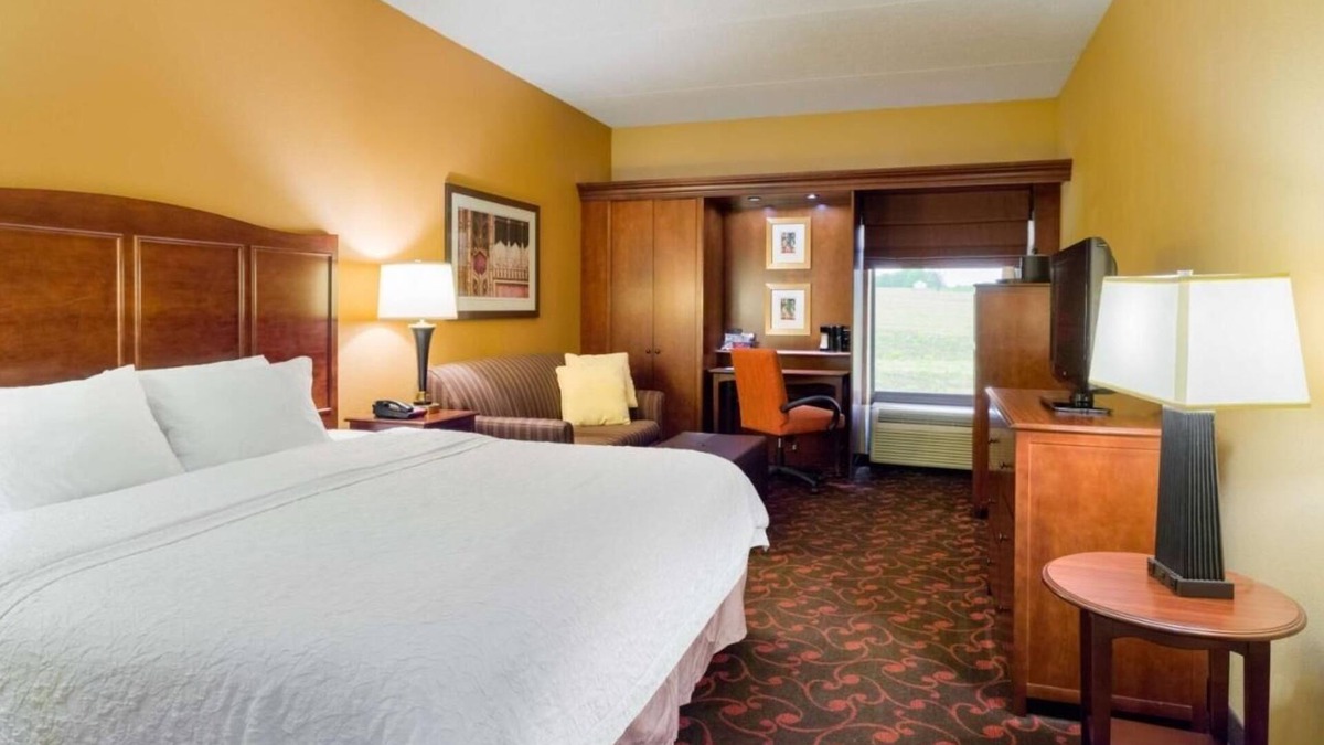 Carlisle Hotel | Serene Room with In-Room Movies and Breakfast – Near Carlisle Fairground
