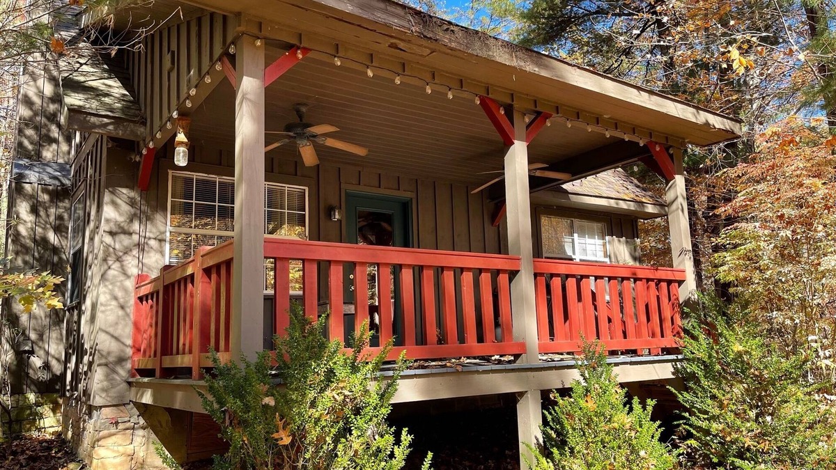 Chatsworth Cabin | Serene Rustic Cabin Getaway - Pet -Friendly!